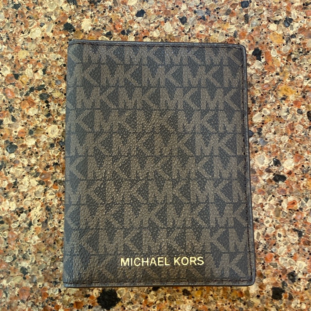 NWOT MICHAEL KORS PASSPORT/CREDIT CARD WALLET